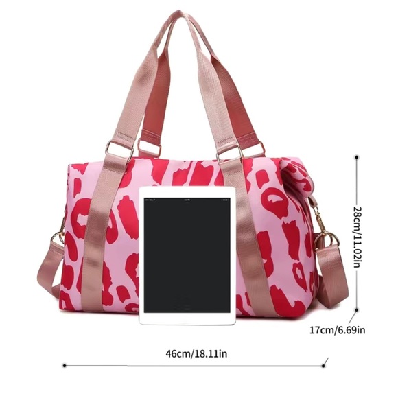 NWT pink leopard print duffel bag 💕 - Picture 3 of 3